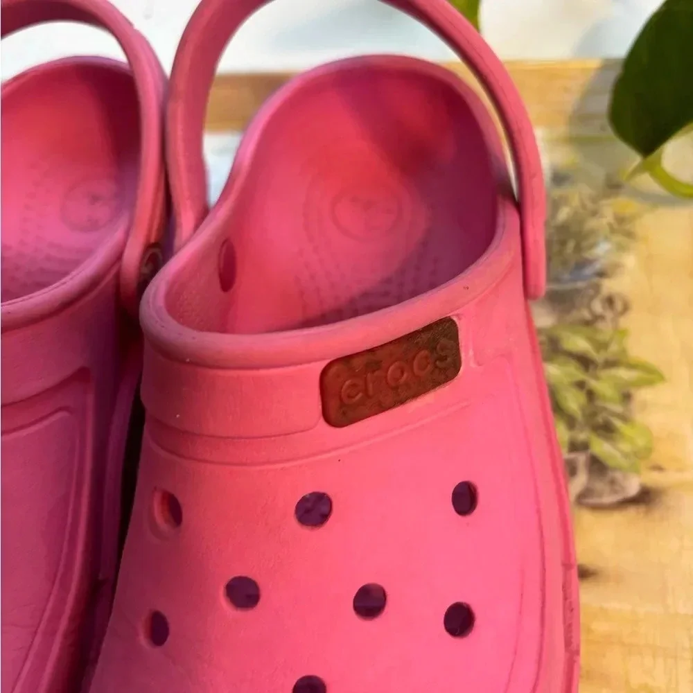 Pink crocs J1